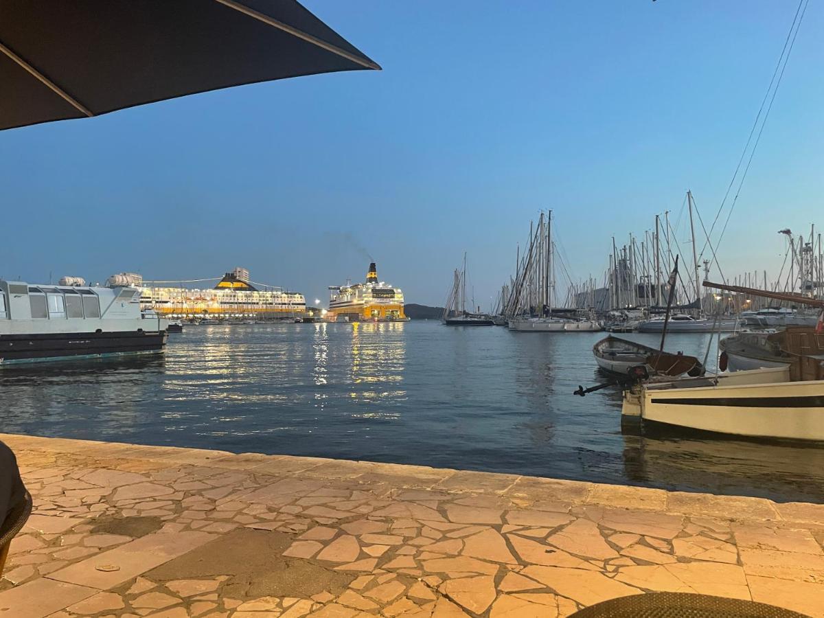 Au Coeur Du Vieux Toulon Au Calme Appartement Renove Climatise Confortable Etage Eleve Avec Ascenseur Proche Parking Et Toutes Commodites Eksteriør billede