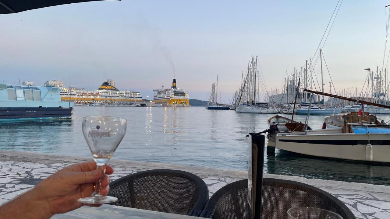 Au Coeur Du Vieux Toulon Au Calme Appartement Renove Climatise Confortable Etage Eleve Avec Ascenseur Proche Parking Et Toutes Commodites Eksteriør billede